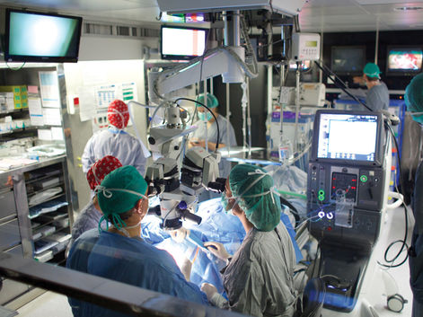 El primer ojo biónico (Barraquer Centro de Oftalmología)